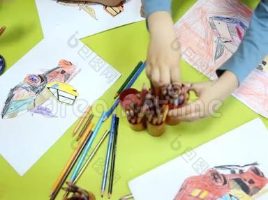 孩子们在幼儿园画画